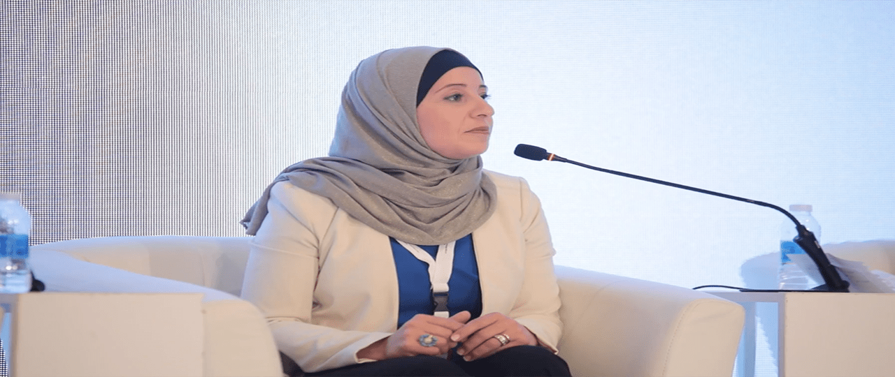 ناريمان الشواهين من حملة قُم – متحدثة في مؤتمر عن تمكين قيادة المرأة
